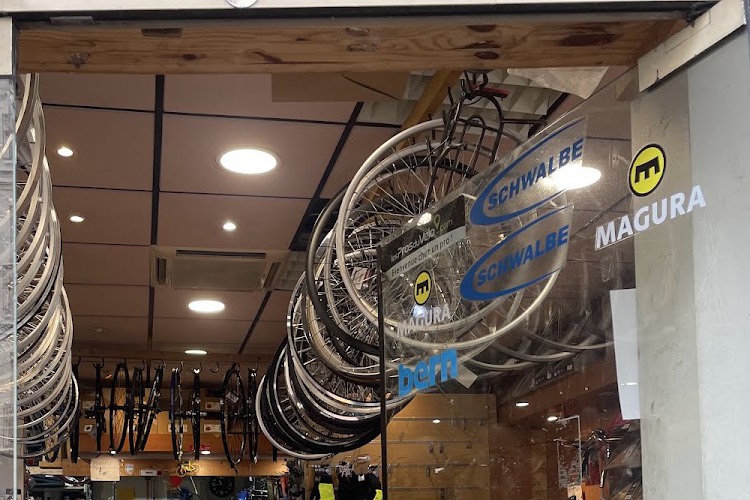 L'entrée de la boutique: des dizaines de jantes suspendues au plafond.